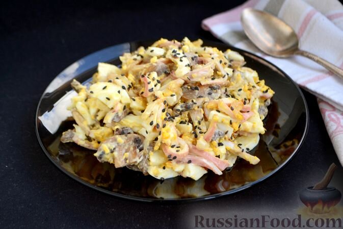 кальмары, шампиньоны, лук репчатый, яйца, майонез, масло растительное, соль, перец чёрный молотый, кунжут