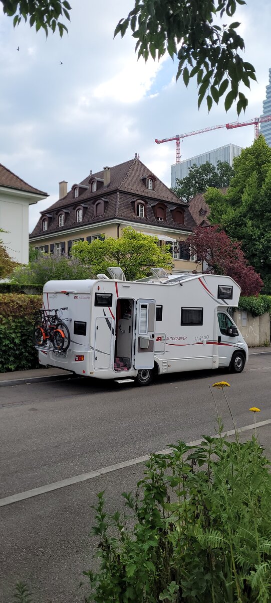 Обычные парковочные места, в субботу и воскресенье здесь все бесплатно, встали где была разметка синего цвета.