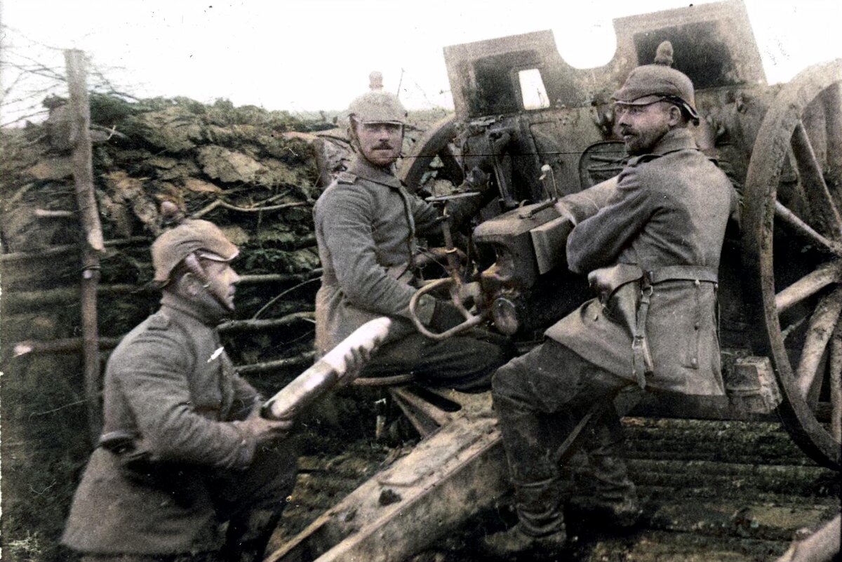 Германские артиллеристы на западном фронте 1915 год. На снимке видно, что их личное оружие все ещё состоит из старых Райхсревольверов: тот который держит в руках снаряд вооружен револьвером образца 1883 года в кобуре М91, а справа от него - еще более старым револьвером 1879 года в кобуре М87