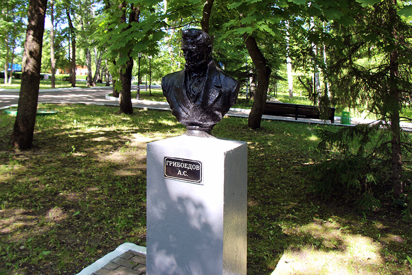 Уютные зеленые аллеи, интересные тематические площадки, веселые аттракционы - все это делает парк имени Пушкина в Саранске излюбленным местом отдыха.-12-2