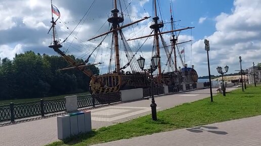 Прогулка по набережной города Воронеж. Показываю корабль Петра I, пушечный ряд, шпиль с якорем. Поставил пару свечей в Адмиралтейском храме