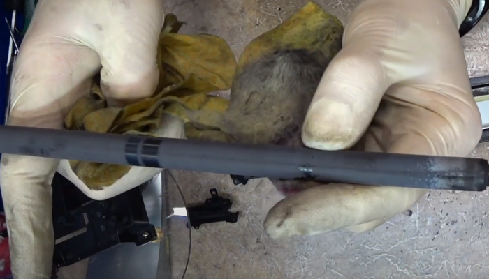 Фото 59. При помощи узких плоскогубец извлекаем старый чип