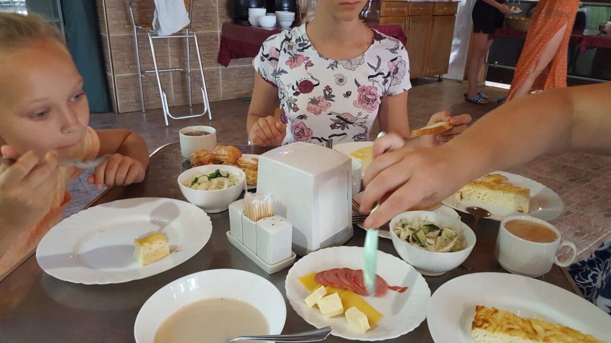 Омлет, гречневая каша, салат капуста огурцы, колбаса, сыр, круассаны.