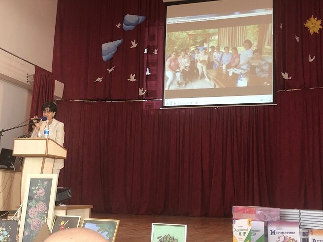 В Степанакертской школе с обучением на русском языке состоялась церемония передачи учебников. Фоторепортаж