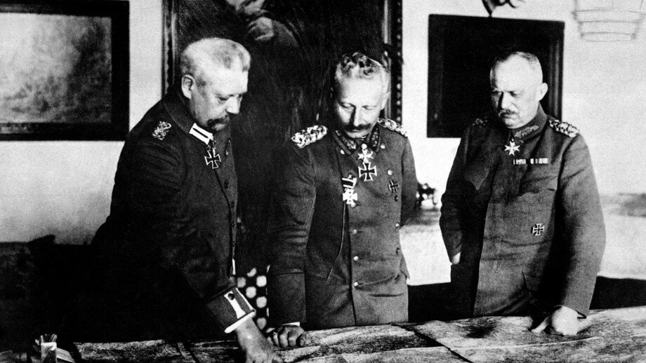 Фото: wikipedia.org / Генерал-фельдмаршал Пауль фон Гинденбург, кайзер Вильгельм II и первый генерал-квартирмейстер Эрих Людендорф
