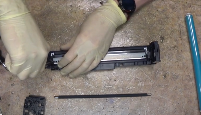 Фото 24. Протираем ролик заряда жидкостью ELP