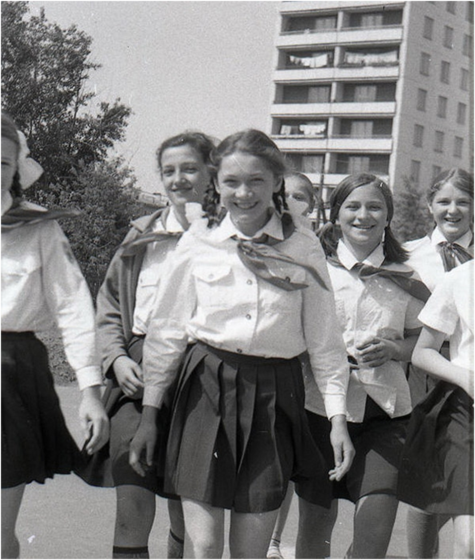  Сейчас стало модно ностальгировать по советской школьной форме.-2