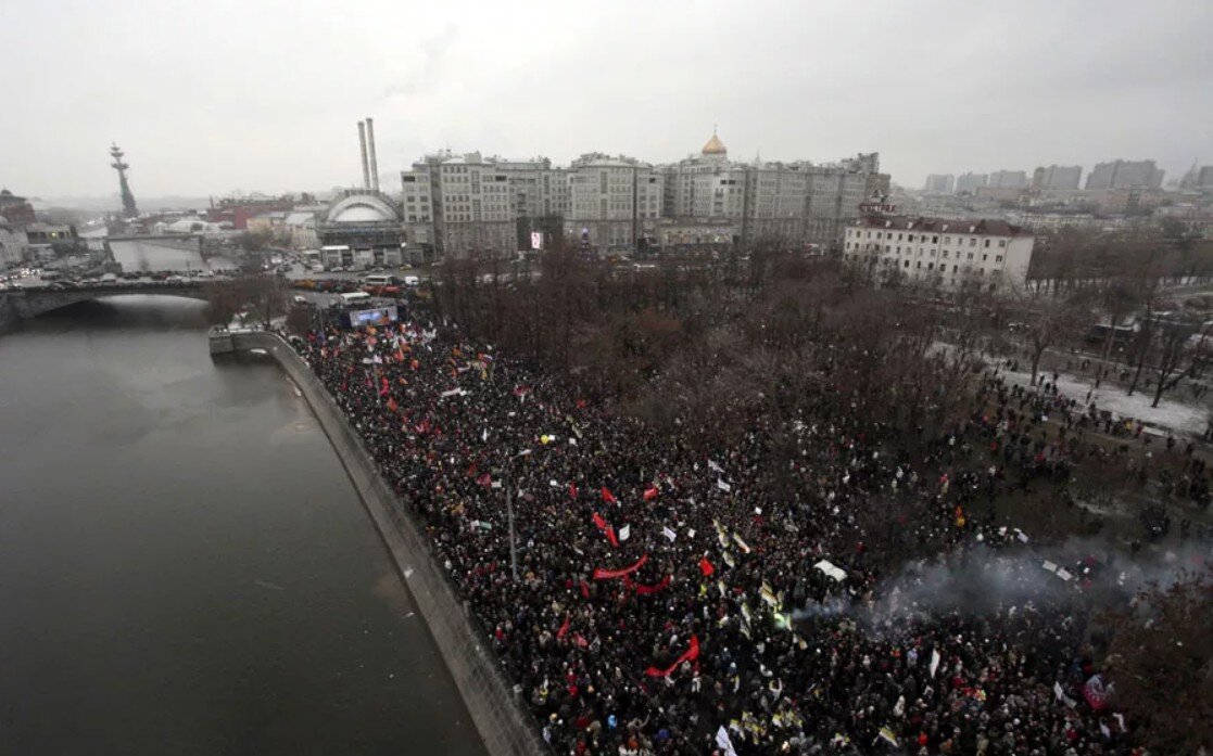 Митинг против российского правительства на Болотной площади в декабре 2011 года. 