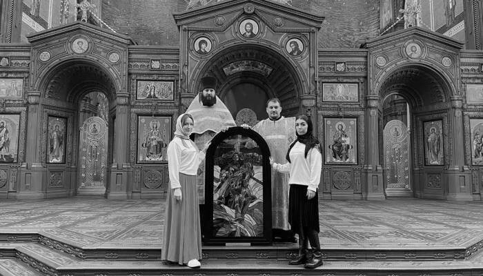 В главном храме ВС РФ освятили витраж из осколков стекол из Мариуполя