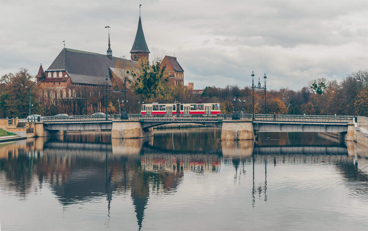 Tatra KT4SU на деревянном мосту. За трамваем — Кафедральный собор. Автор фото: Алексей Савин. Источник — transphoto.org