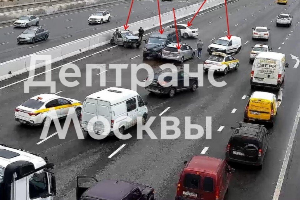     На Зеленоградской улице в Москве столкнулись пять автомобилей  Департамент транспорта Москвы