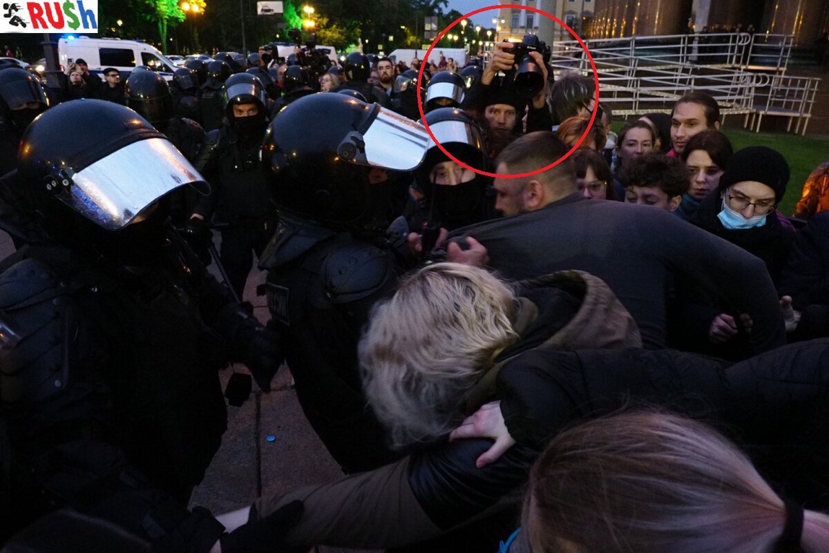Протесты и фотограф в центре событий. 