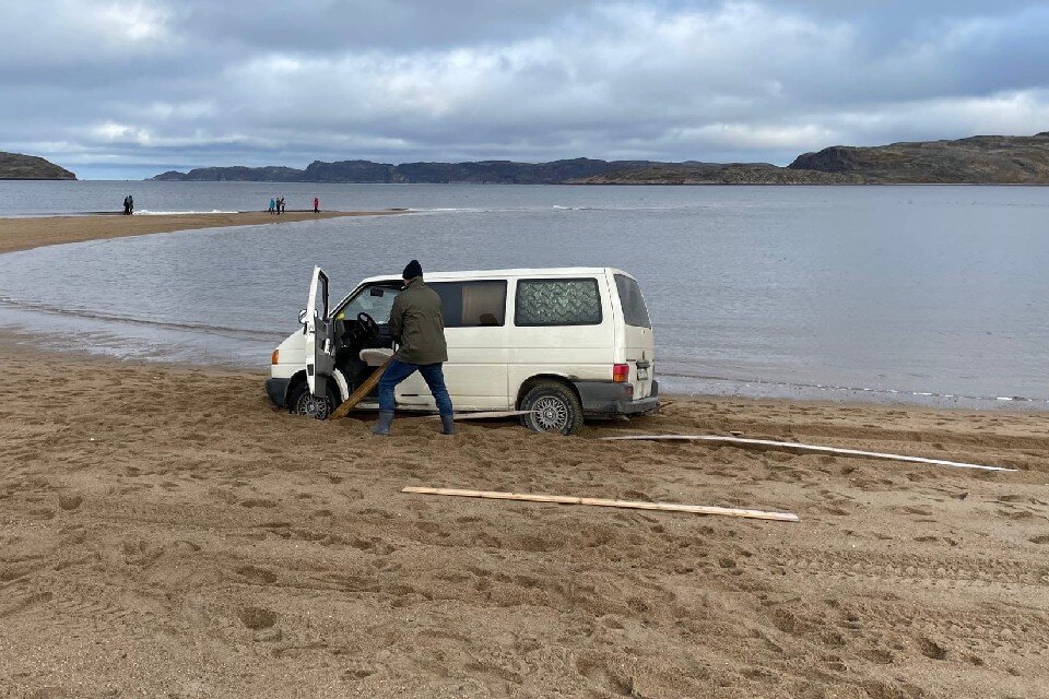     Водитель пытается вытащить иномарку. Фото: vk.com/my_teriberka