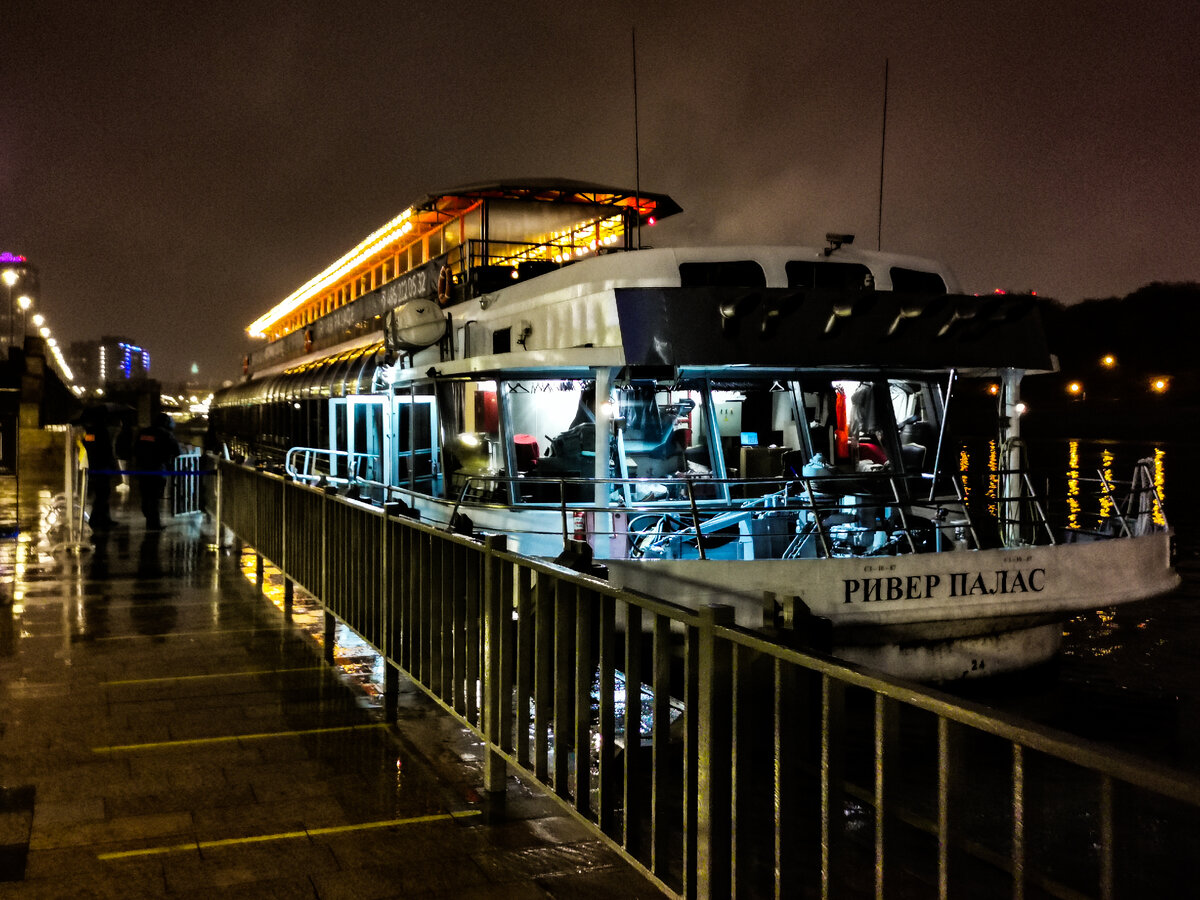 Теплоход "Ривер палас", бортовой номер СЗ-10-87, вид сзади. Когда-то это была просто баржа.