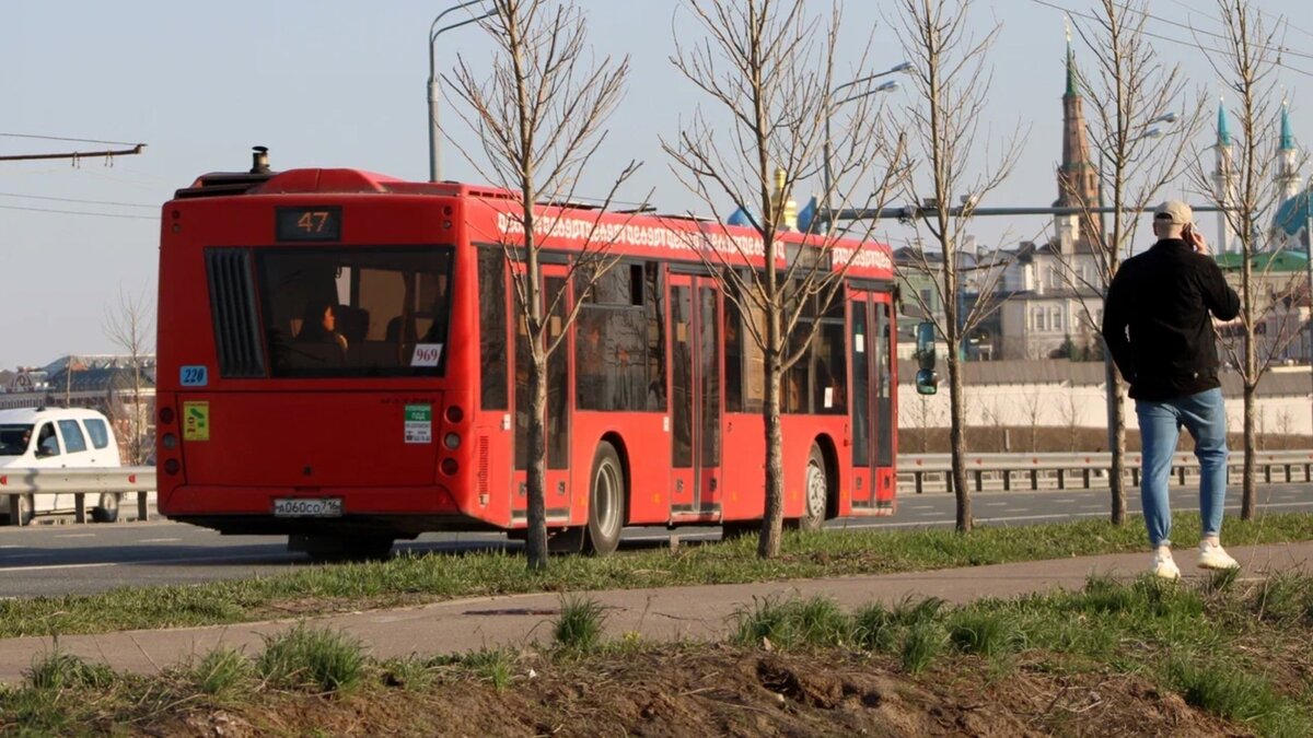     Председатель Ассоциации АТП РТ Сергей Темляков ответил на жалобы опаздывающих на автобусы жителей Казани. Ранее они написали в социальных сетях, что автобус № 22 уезжает слишком быстро с остановки. Об этом он сообщил Inkazan.