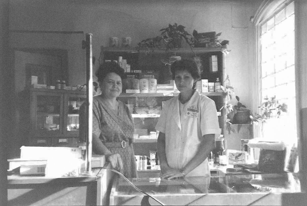 Провизор Аверина О.М. и заведующая аптекой Шуйская З.И.