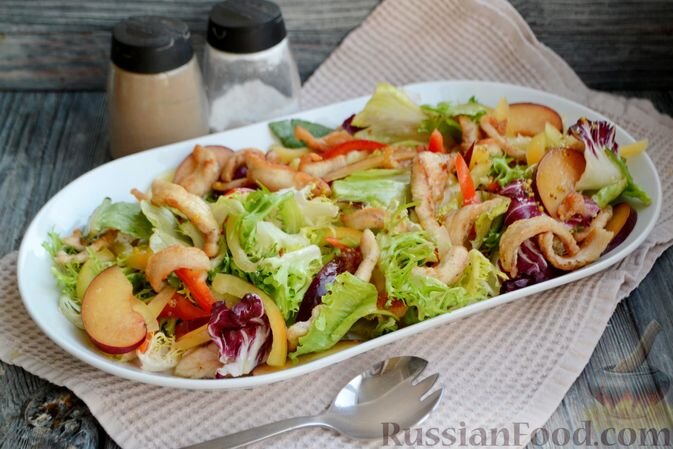 куриное филе, листья салата, слива, перец болгарский желтый, перец болгарский красный, мука пшеничная, крахмал картофельный, масло растительное, соль, перец чёрный молотый, сок лимона, масло оливковое, мёд, горчица французская