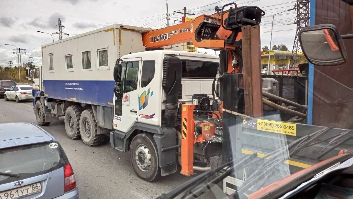     Очевидцы сообщают, что водитель крана в момент аварии «залипал в телефон».