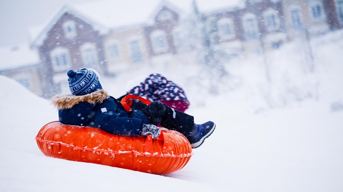    Одно из главных зимних развлечений — катание на ватрушках.Фото: pexels.com