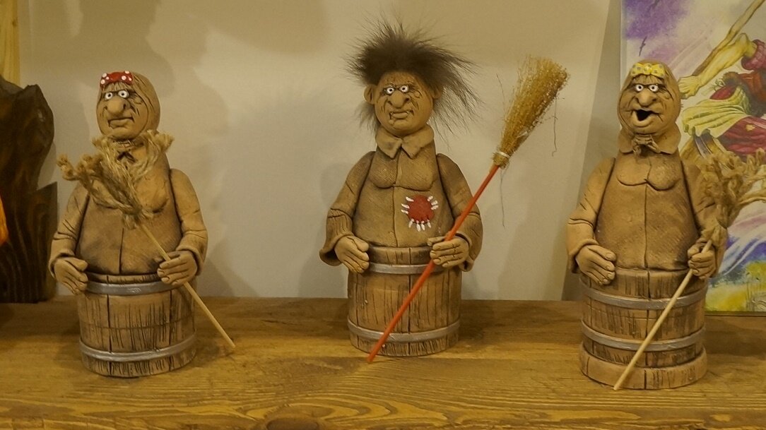 довести даму просто. Попробуйте её вывести оттуда, куда довели!! Фото очаровашек сделано лично автором в музее Бабуся Ягуся, в славном городе Владимире. 