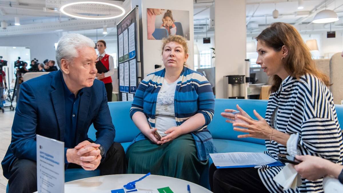    Мэр Москвы Сергей Собянин пообщался с родственниками мобилизованных москвичей. В Центре поддержки на улице Сергия Радонежского ответят на все волнующие вопросы и окажут помощь и женам, и детям, и родителям призванных мужчин / Фото: Максим Мишин / Пресс-служба мэра и правительства Москвы
