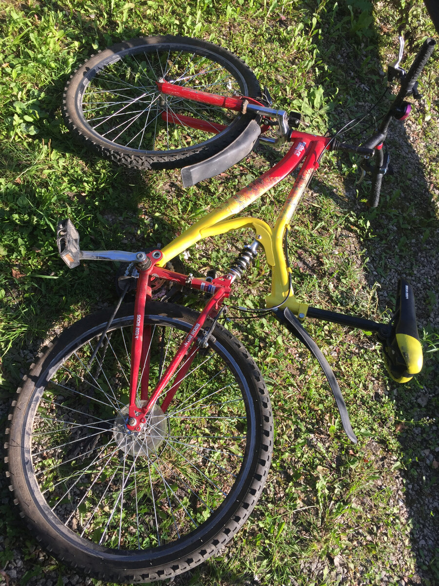 Старый велосипед на даче.