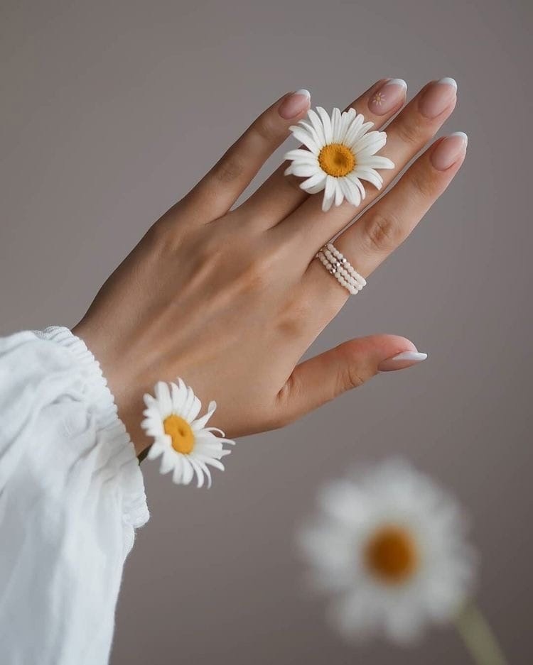 Неухоженные руки могут испортить даже самый яркий образ, поэтому очень важно следить за из состоянием. Аккуратный маникюр дает возможность каждой женщине чувствовать себя более уверенно!