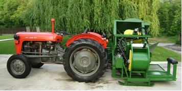 Машинно-тракторный агрегат с прицепным комбайном для сбора ягод смородины. Машина для сбора смородины, черноплодной рябины и шиповника сконструирована, как самостоятельный агрегат, который легко может быть установлен на трактор при помощи карданного вала и стандартных подключений. Минимальная мощность трактора – 30 л.с. За один проход ма-шина захватывает и трясет половину ряда. Уборка одного ряда осуществляется за два прохода.