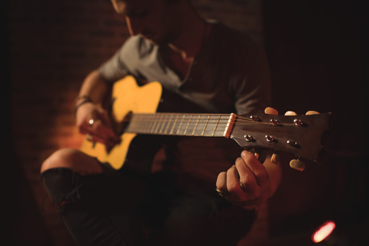    Музыкант играет в кафе. Источник: freeimages.com