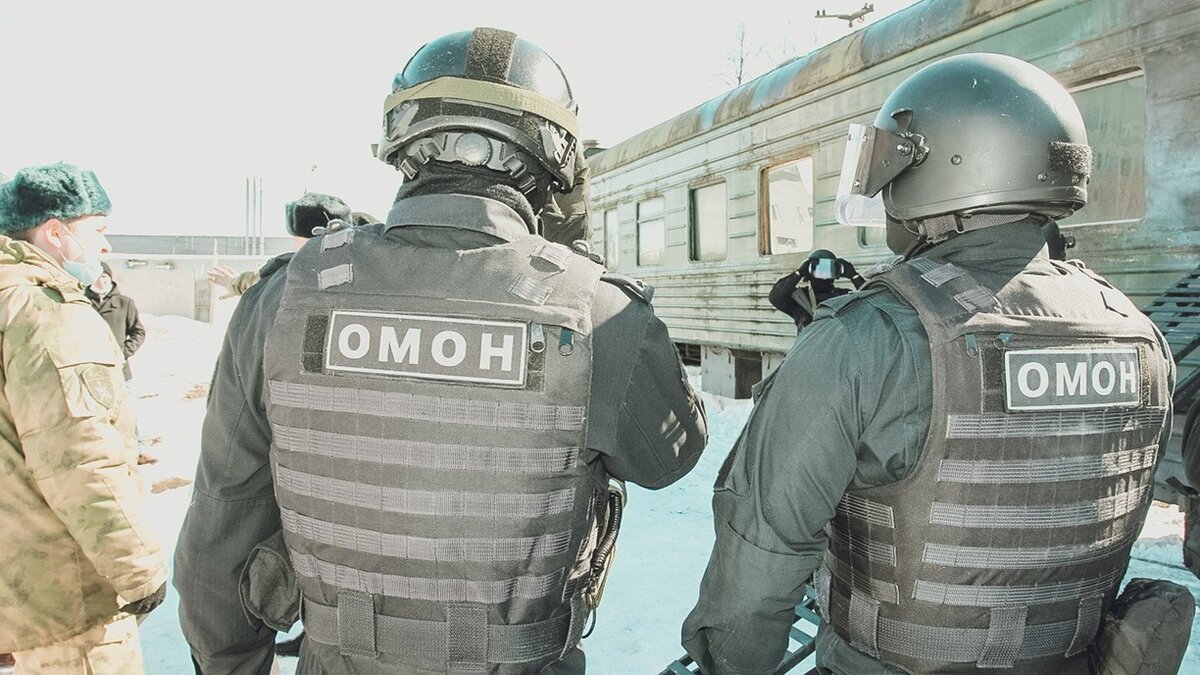     Оперативники МВД нагрянули в кафе на окраине Владивостока. Заведение использовалось местной бандой для организации незакнного ввоза мигрантов на территорию Приморья.