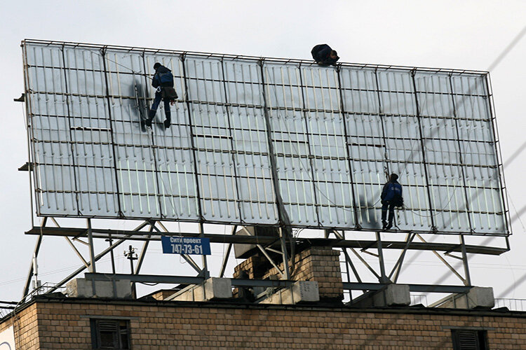    Комарова добавила, что рынок наружной рекламы не из робкого десятка — в 2021 году он насчитывал 45 млрд рублей. Однако если раньше отрасли удавалось решать свои проблемы самостоятельно, то с оттоком зарубежных клиентов все стало куда сложнее