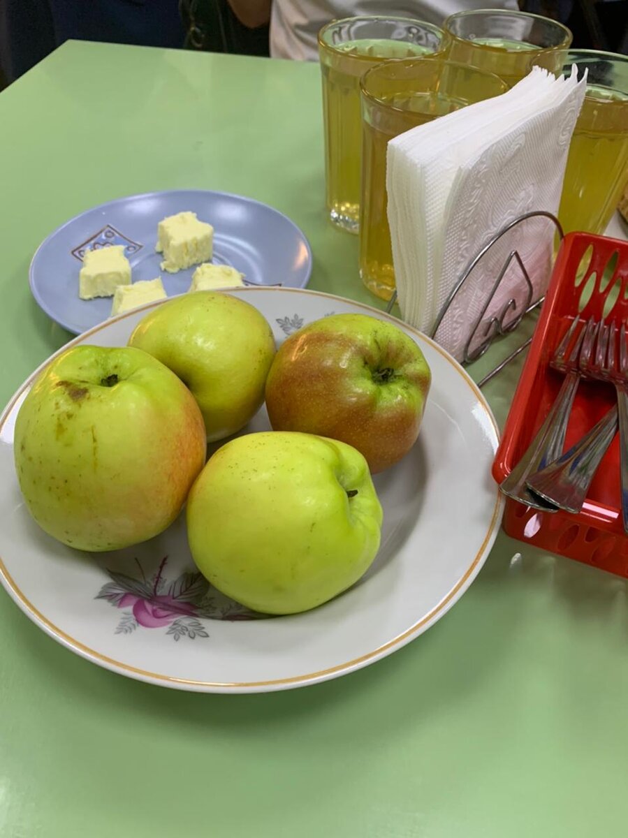 Яблоки и кусочки масла почти всегда остаются нетронутыми.