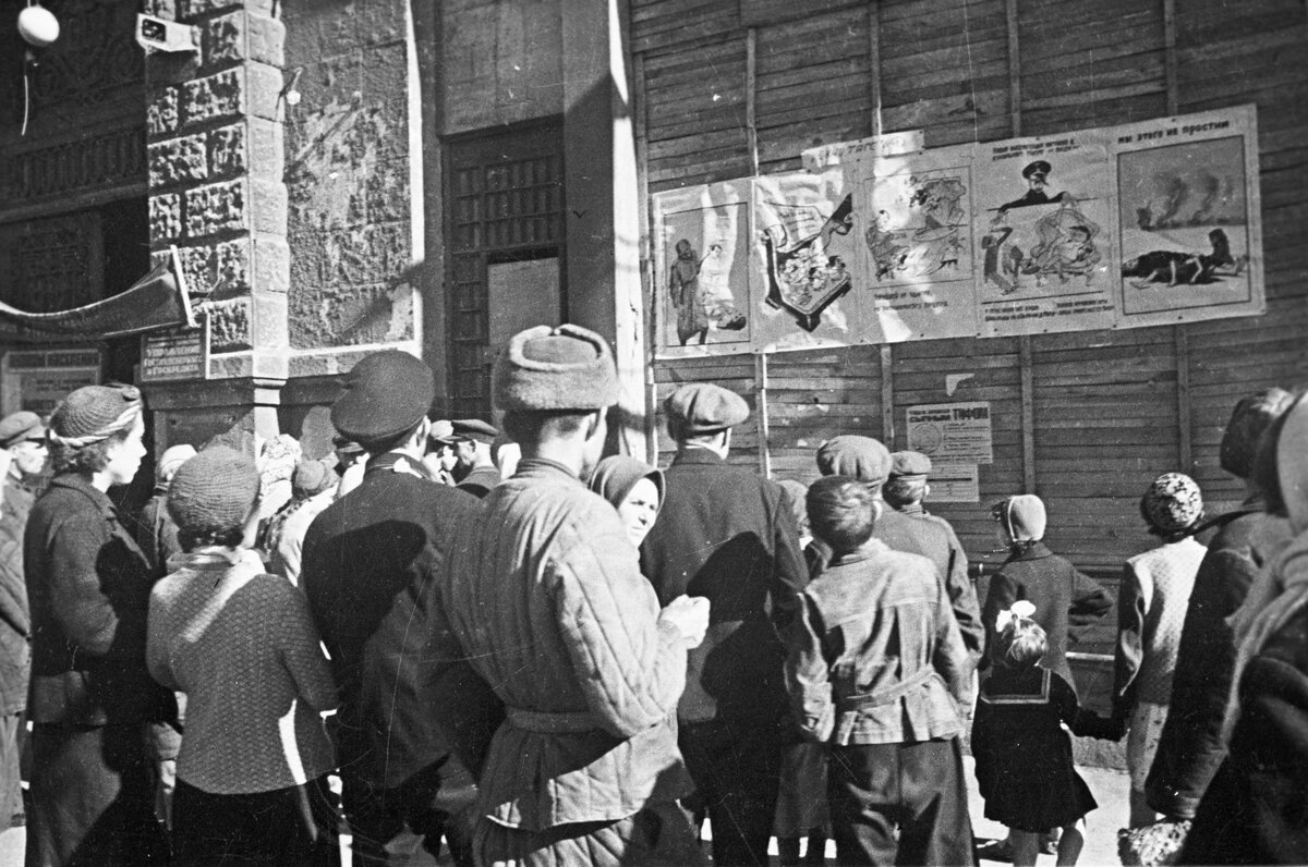    Жители города Сталино (Донецк) читают "Окна ТАСС". Южный фронт. Сентябрь 1943 года. Великая Отечественная война 1941-1945 годов.   
Фото: Владимир Иванов / РИА Новости