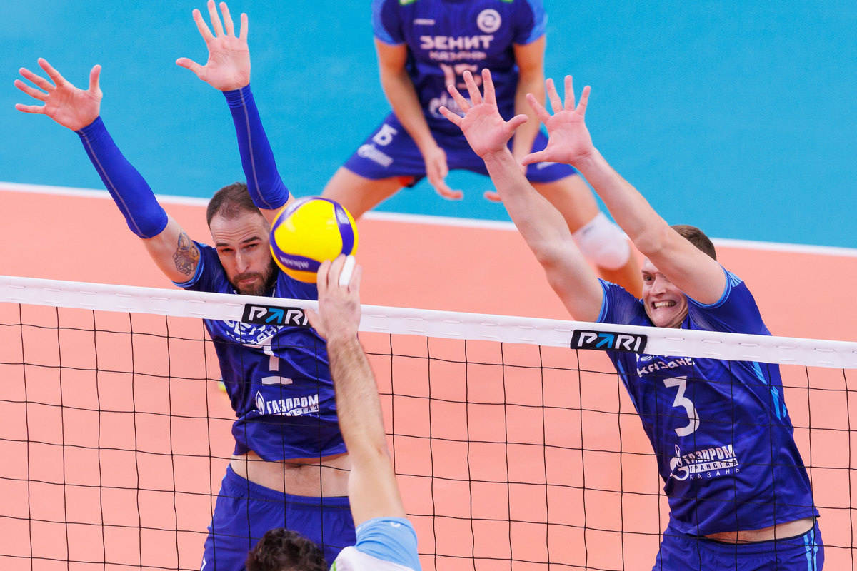 Александр Волков и Андрей Сурмачевский на блоке