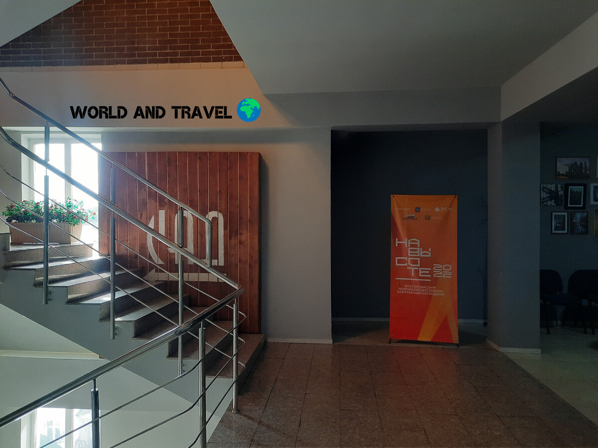 Фото из личного архива: Лестница наверх ведёт в ресторан "Сад на крыше".