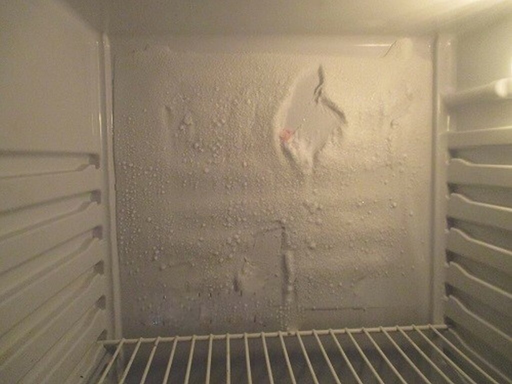 Капли воды на стенках холодильника. Намерзает холодильник Индезит. Холодильник Атлант намерзает задняя стенка холодильника. Плачущий испаритель для холодильника Индезит. Задняя стенка морозильной камеры.