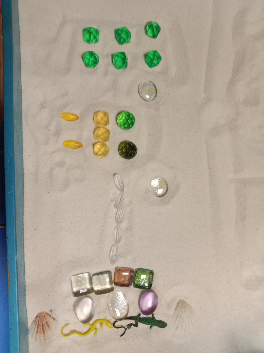 "Качок", который тягает пляжную гантелю. Песочная терапия. Фото сделано сыном с РАС.