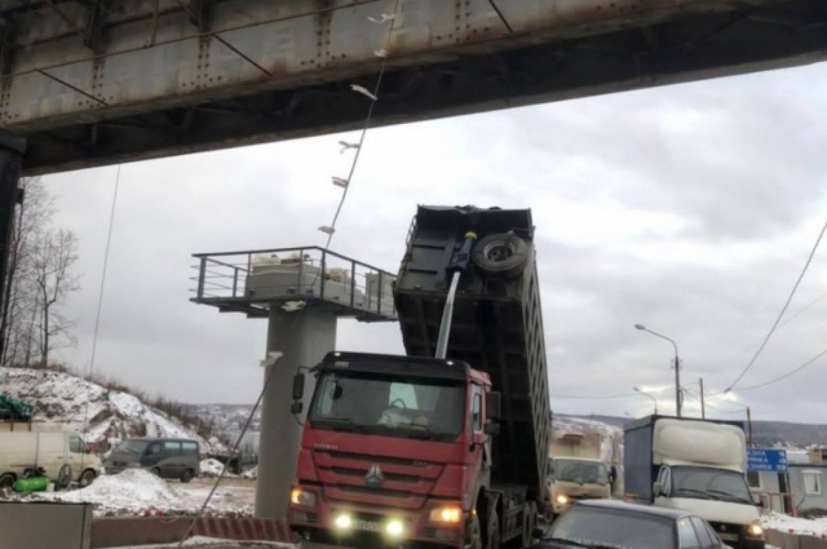    Причиной повреждения на перегоне в Перми стал поднятый кузов грузовика