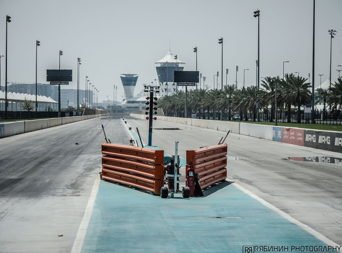 Подсмотрел, как выглядит пустой паддок трассы F1 Yas Marina Circuit