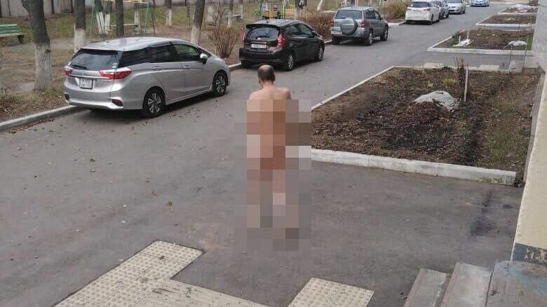     Житель Уссурийска разгуливает по улицам города без какой-либо одежды в лютый мороз. Соседи напуганы неадекватным поведением горожанина, а также озабочены физическим и психическим здоровьем детей.