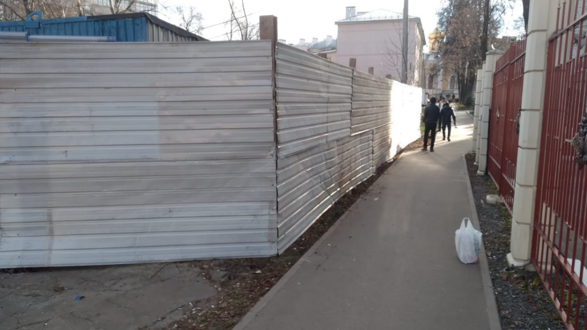    Упавшее ограждение и мусор мешали гражданам Анастасия Красушкина