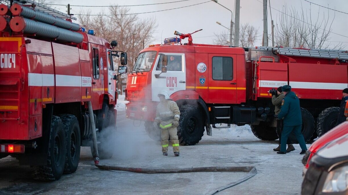     На ночном пожаре в Омске 40 человек эвакуировалось самостоятельно, восьмерых жильцов пришлось спасать.