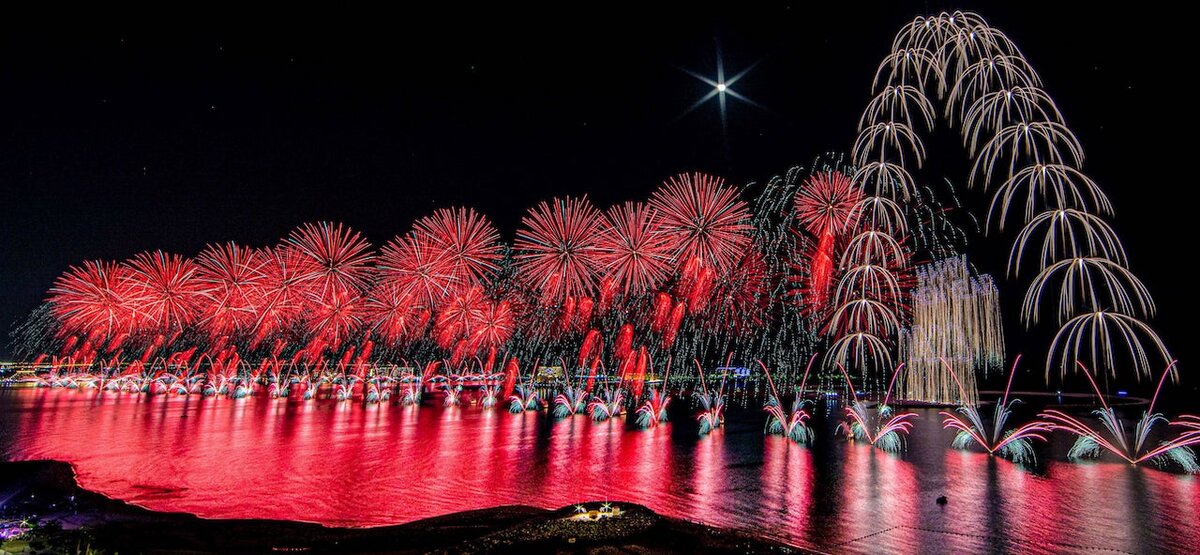 Новогодний фейерверк и дрон-шоу в ОАЭ