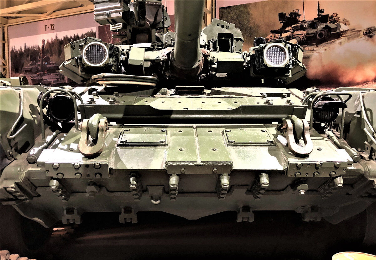 На нижнем лобовом листе корпуса монтируется бульдозерный отвал оборудования для самоокапывания