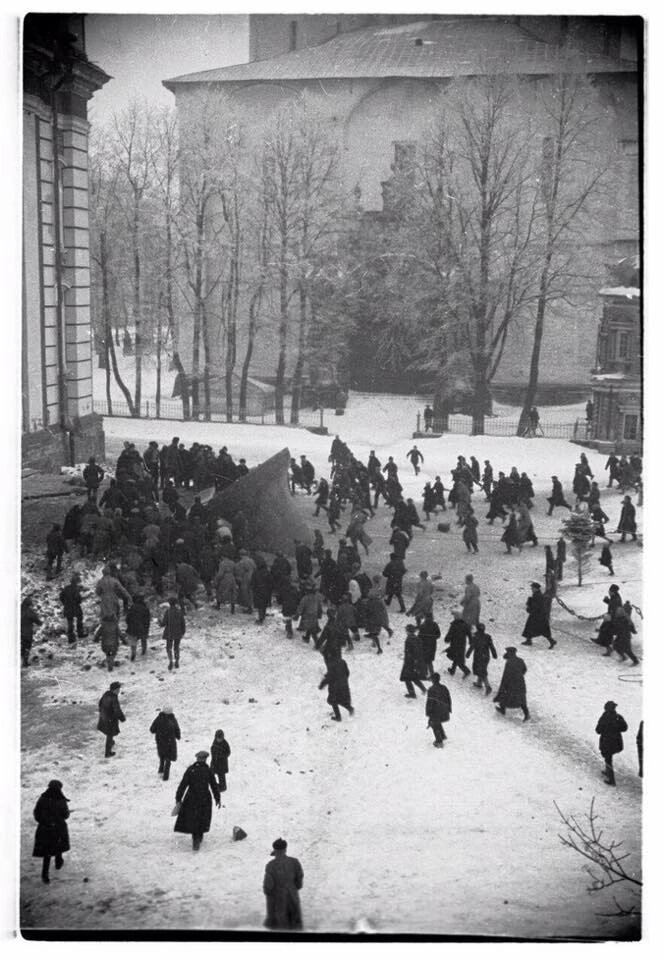 Снятие колоколов с Свято-Троицкой Сергиевой Лавры, январь, 1930 г. 
