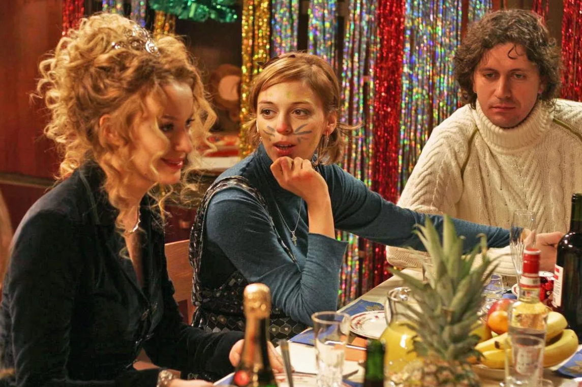 Н. Уварова (в центре) в драме "Атлантида" (2007-2008)