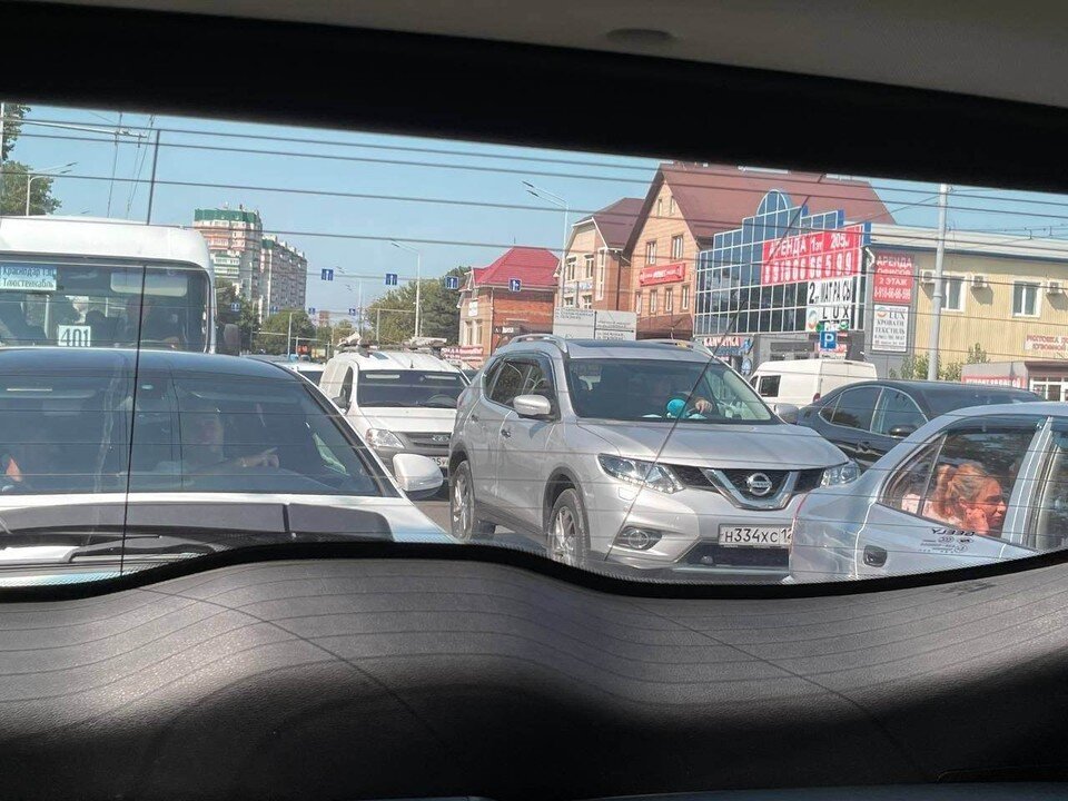     Пробки в городе на некоторых магистралях наблюдаются не только в часы пик. Юлия ЧУБАКОВА