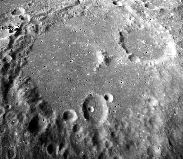 Первые измерения расстояния до Луны посредством лазерной локации, определили с точностью 200 метров. Причём точность тогда была ограничена сильным искажением лазерного луча лунной поверхностью. Светили в центр видимого диска Луны.В подходящие мета. В восточной половине кратера Аль-Баттани  расположена обширная плоская равнина с редкими ямами небольших кратеров. От неё можно было получить световое эхо от лазеров даже на старых фотоумножителях.