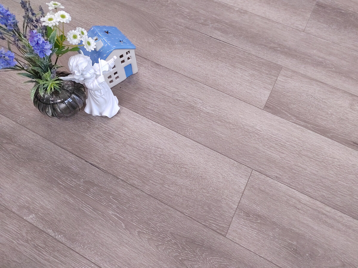 На фото: ламинат Stone Floor Дуб Пралине. Цена - 3 300 руб/м2