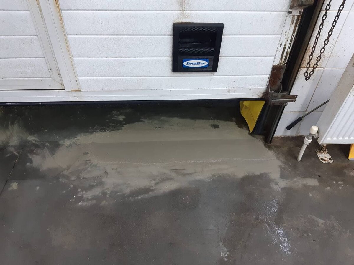 Ремонт бетонного пола рядом в въездными воротами 